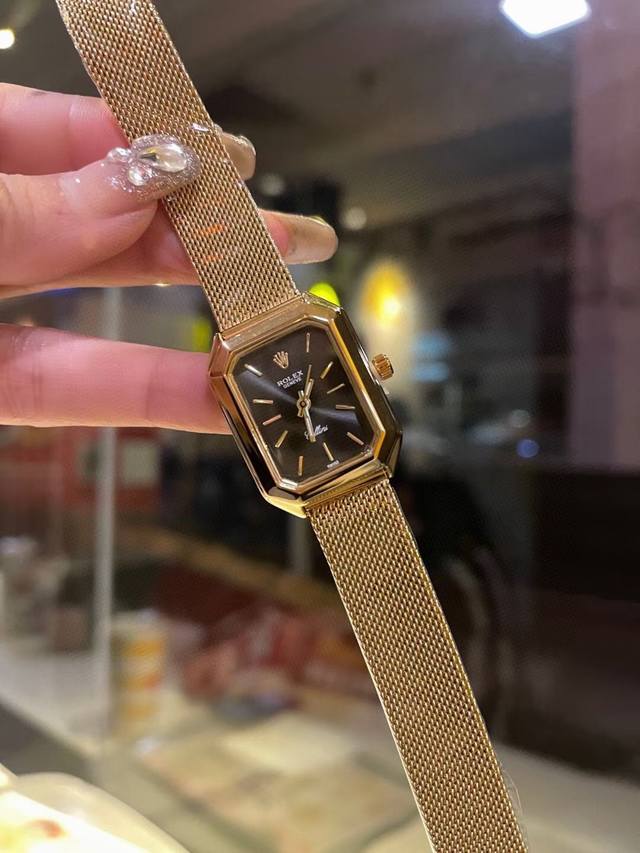 劳力士rolex 1970 S古董表 劳家小方表 瑞士石英机芯 整体质感和气质都变了 精致感upup网带扣 搭配小巧壳形 上手效果完美 尺寸24Mm